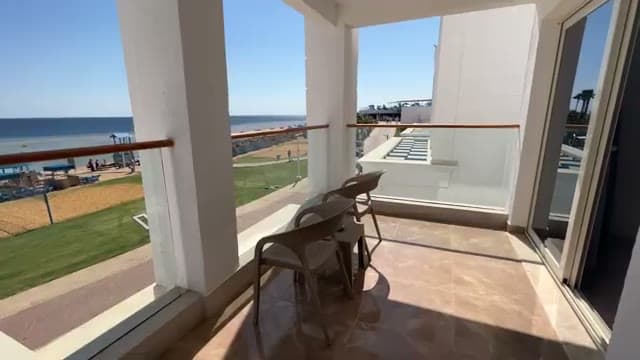 Il balcone vista mare della camera al PickAlbatros Palace, lungo la passeggiata di Montasa