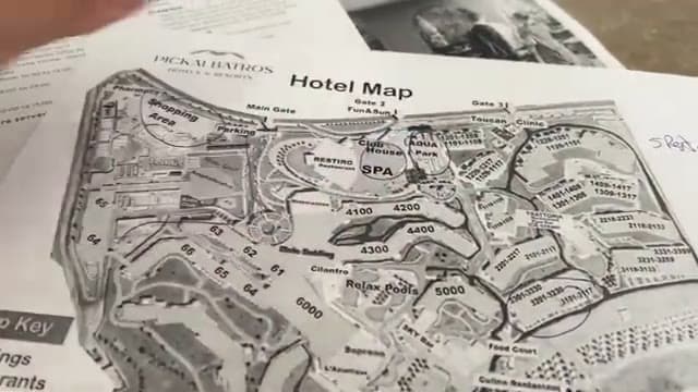 La mappa del PickAlbatros Palace consegnata al check-in, con ristoranti, piscine e aquapark segnati