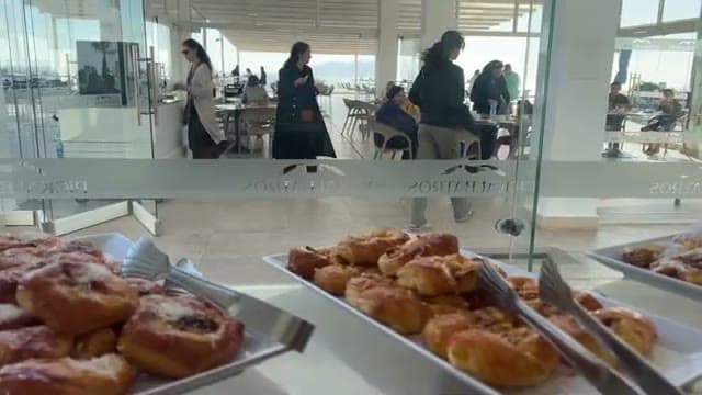 La colazione servita in terrazza al PickAlbatros Palace, con vista sul mare e sull'isola di Tiran