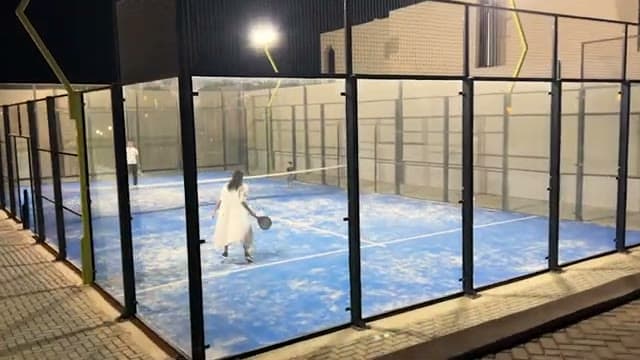 Il campo da padel del Pyramiza illuminato, utilizzabile anche in serata