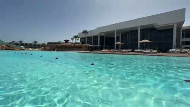 La piscina principale del Pyramiza, molto ampia, con il fronte dell'hotel sullo sfondo