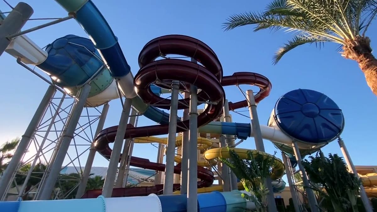 Gli scivoli dell'acquapark del Rixos Seagate Aquapark, dall'altra parte della strada rispetto al Premium