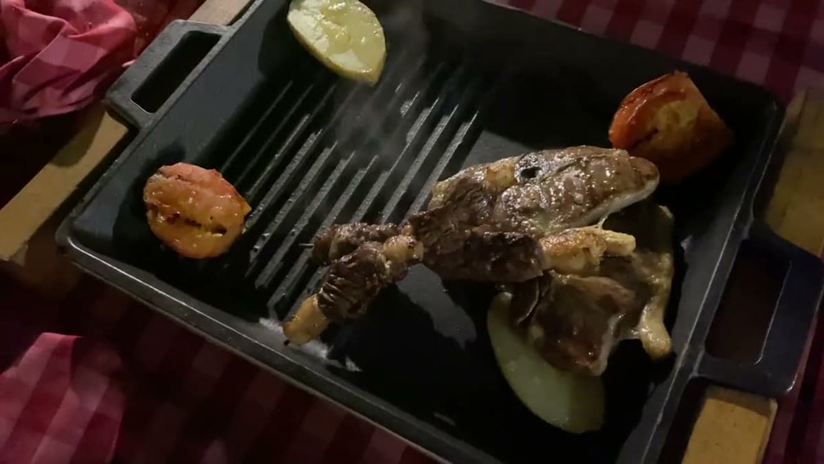 La carne alla griglia servita sulla piastra rovente dagli chef privati in spiaggia al Rixos Premium Seagate