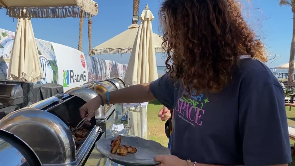 L'area snack sul mare del Rixos Premium Seagate: piatti caldi serviti al momento a pochi metri dalla spiaggia