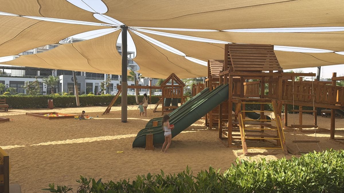 L'area giochi per bambini del Rixos Radamis con la sabbia per terra, la casetta in legno e i tendoni