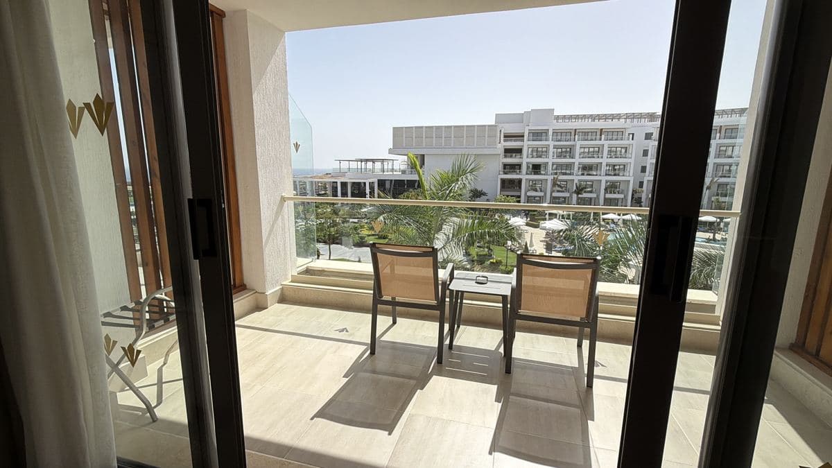 Il balcone della camera del Rixos Radamis con il tavolino e le sedie, affacciato sugli edifici e sul mare