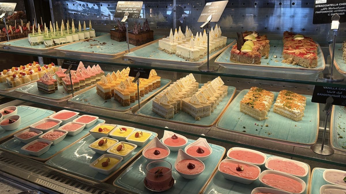 I dolci del buffet del Rixos Radamis: tortine, mousse e pasticcini esposti in vetrina