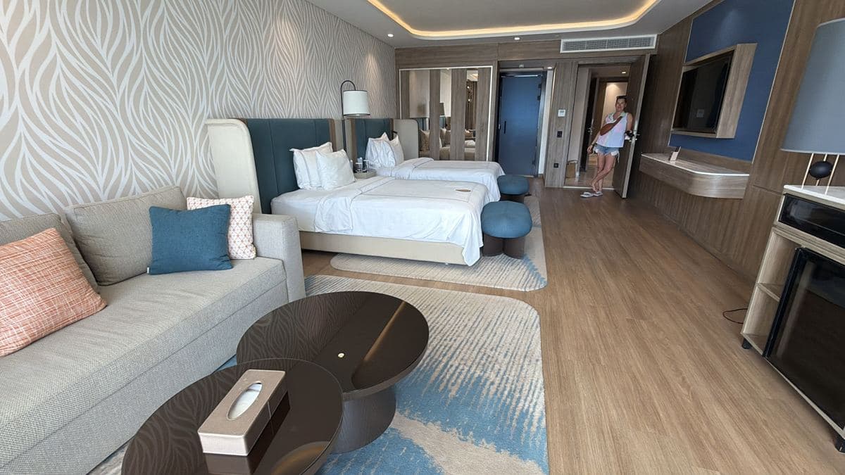 La camera del Rixos Radamis con i due letti, il divano, il tavolino e la carta da parati chiara