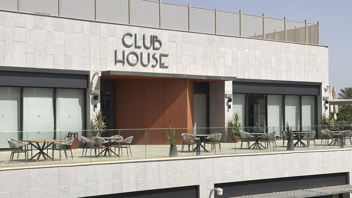 L'ingresso della Club House del Club Privé by Rixos, con la terrazza e i tavolini all'aperto