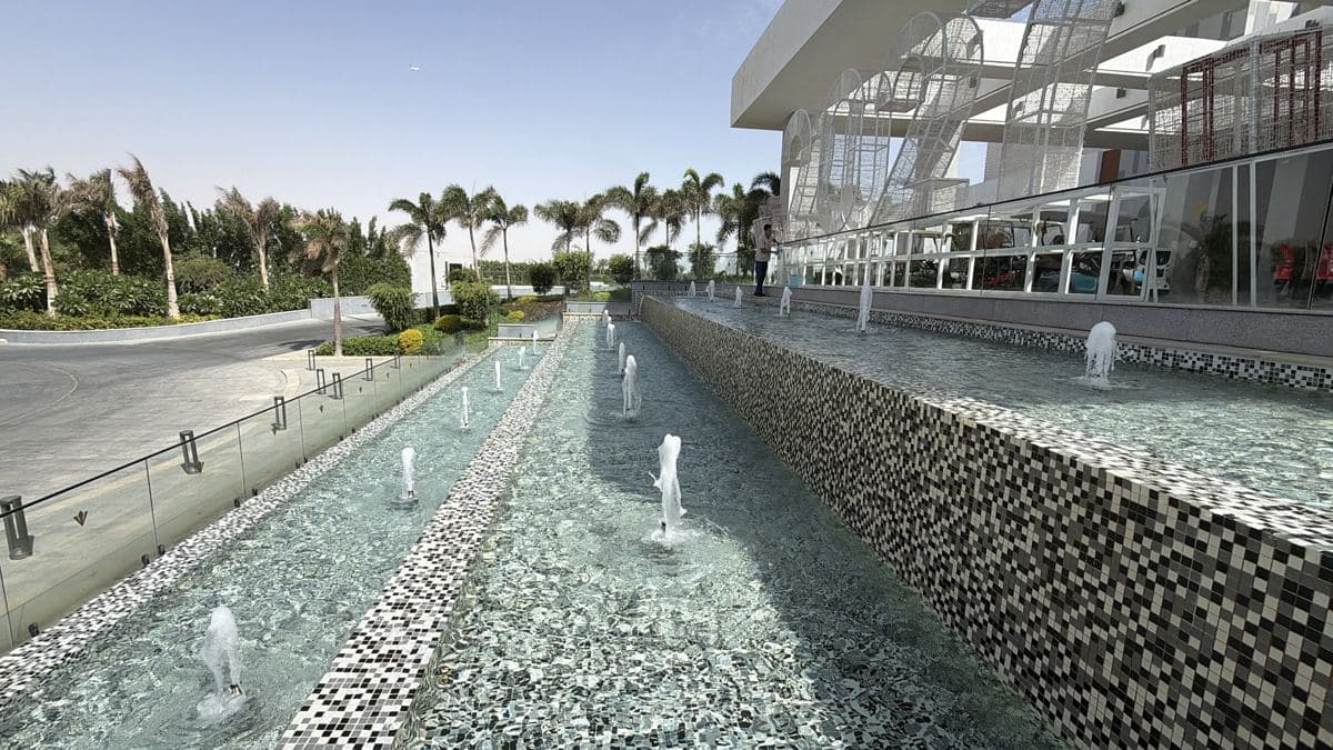 Il viale d'ingresso del Rixos Radamis con la vasca d'acqua, le fontane e le palme che portano all'edificio della reception