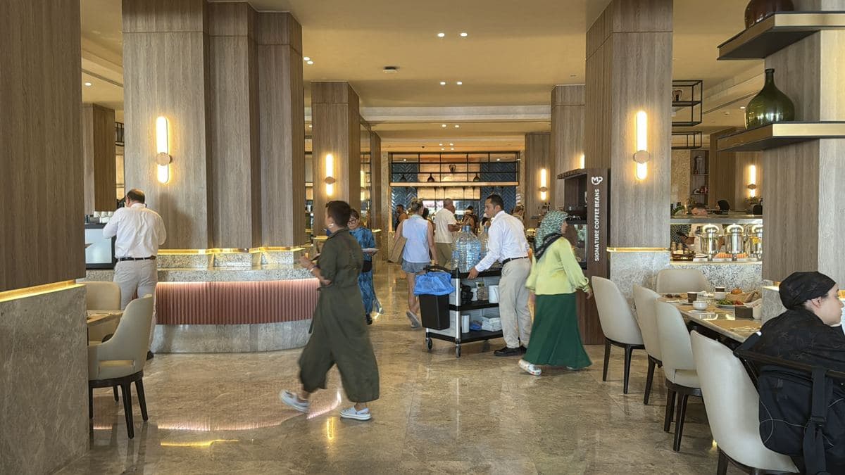 La sala del ristorante principale del Rixos Radamis con le colonne, il buffet e i tavoli apparecchiati