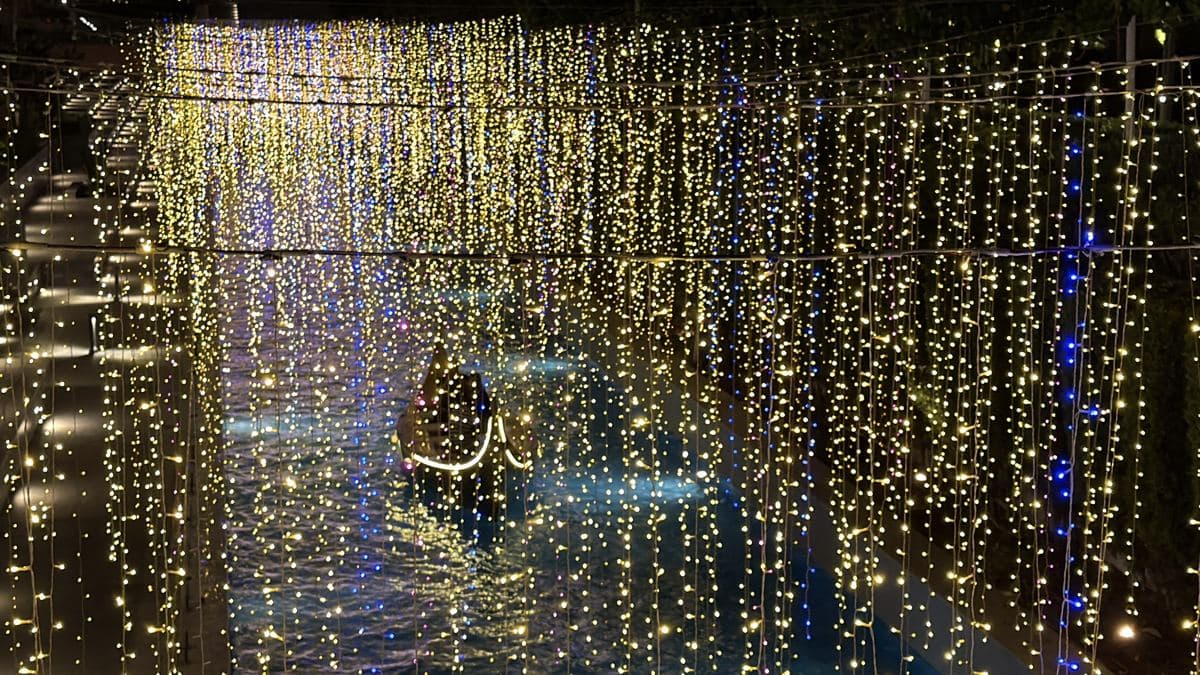 La tenda di luci del Rixos Radamis la sera, con migliaia di lucine dorate appese