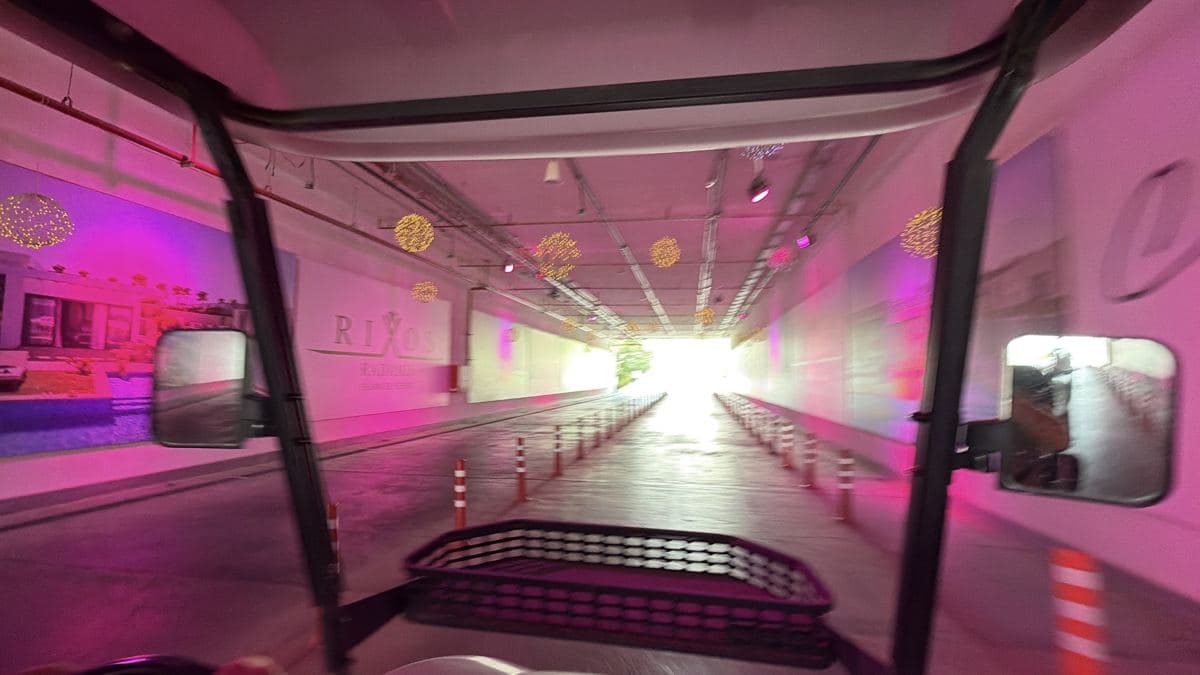 Il tunnel illuminato di viola che collega il Rixos Radamis al Rixos Blue Planet, visto dalla navetta