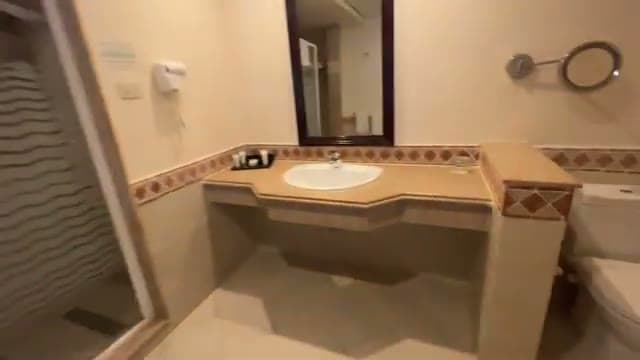 Il bagno spazioso e semplice della camera del Royal Rehana, con lavabo ampio e box doccia