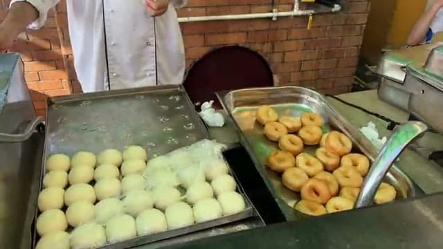 I donut appena fritti e le paste sfornate al momento alla colazione del Royal Rehana