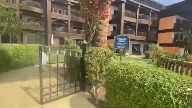 Il cartello "Private Area" all'ingresso della zona riservata del Royal Savoy, con i giardini e le palazzine sullo sfondo