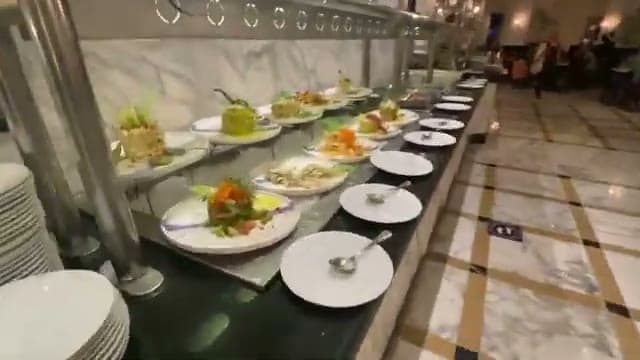 Il banco degli antipasti del buffet, con i piatti impiattati uno a uno lungo tutta la linea