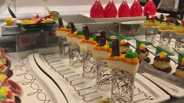 La sezione dolci del buffet: monoporzioni, mousse e torte disposte sui vassoi