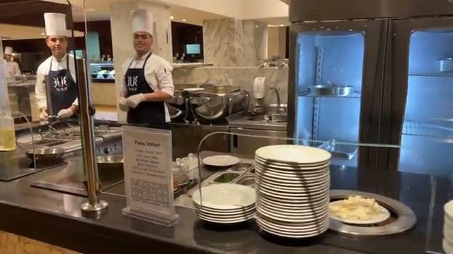 La stazione della pasta fresca al buffet serale del Sensatori, con i cuochi al lavoro