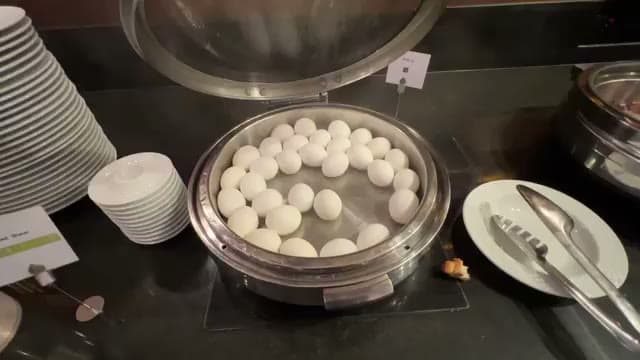 La stazione delle uova a colazione al ristorante principale del Sensatori
