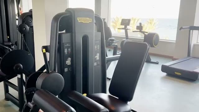 La palestra della spa del Sensatori, con macchine Technogym nuovissime e vista mare