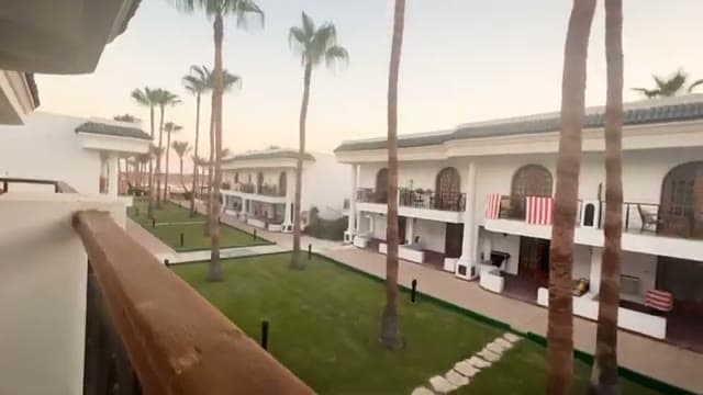 Il balcone della camera al SETi Sharm Hotel, affacciato sui giardini e sugli edifici del villaggio al tramonto