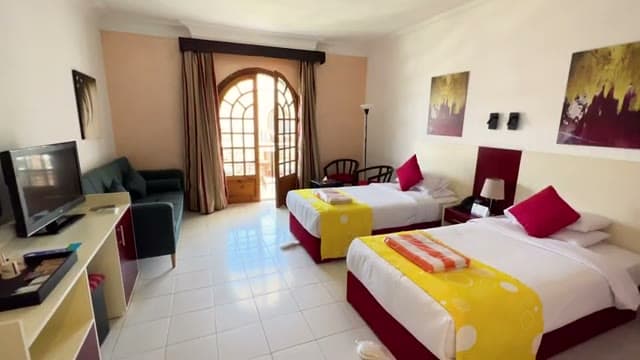 La camera del SETi Sharm Hotel con i due letti e la porta a vetri che dà sul balcone