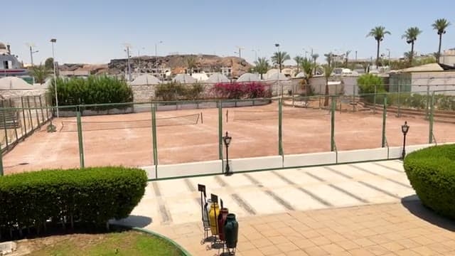 I campi da tennis in terra battuta del SETi Sharm Hotel, con le case di Sharm vecchia sullo sfondo