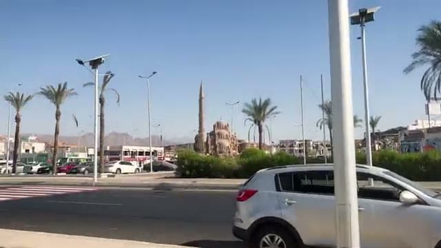 Il minareto della moschea di Sharm vecchia visto dalla strada davanti al SETi Sharm Hotel
