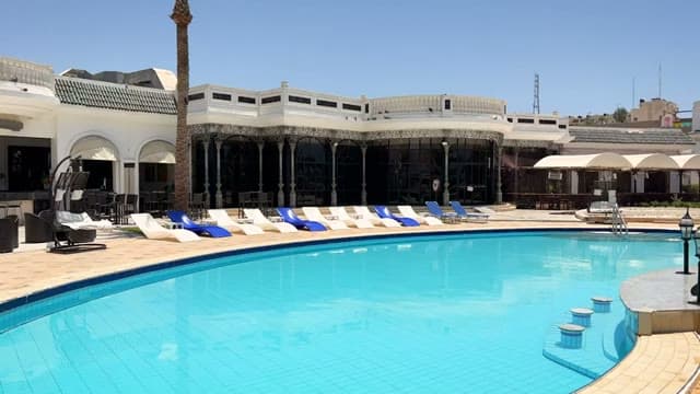 La prima piscina del SETi Sharm Hotel fra i giardini, con il bar a bordo vasca