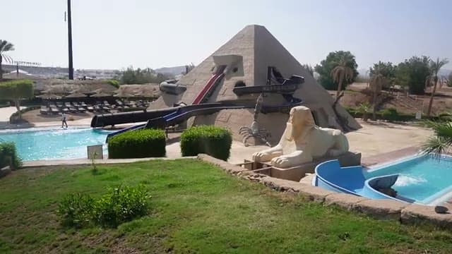 Gli scivoli dell'acquapark dello Sharm Dreams con la piramide e la sfinge in stile faraonico