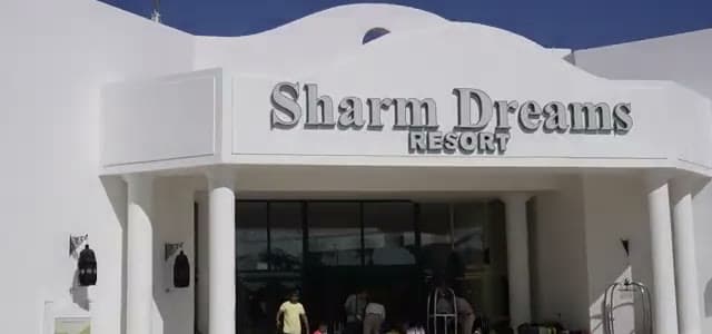 L'ingresso principale dello Sharm Dreams Resort con l'insegna sulla facciata bianca