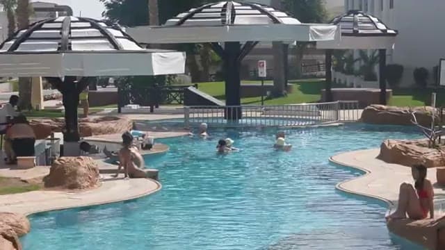 Una delle piscine secondarie dello Sharm Dreams, con i gazebo in legno e le rocce, immersa nel verde