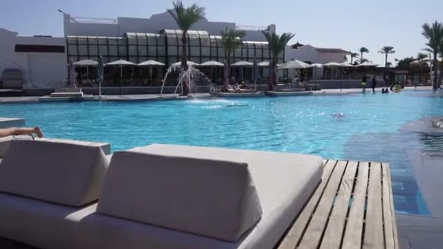 La piscina centrale dello Sharm Dreams con i giochi d'acqua e i lettini bianchi a bordo vasca