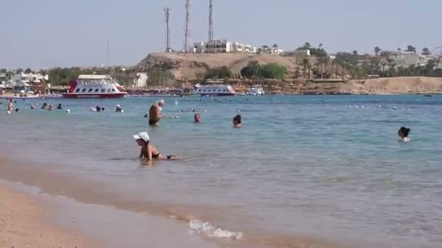 Il mare di Naama Bay davanti allo Sharm Dreams, con l'entrata in acqua graduale e i bagnanti al largo