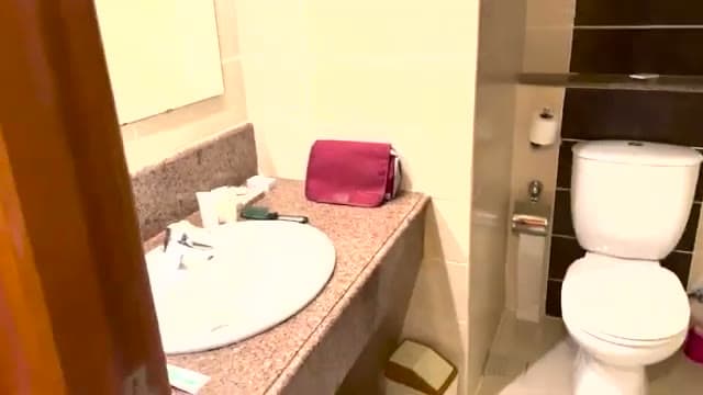 Il bagno in stile travertino della camera dello Sharm Grand Plaza, piccolo ma con tutto il necessario
