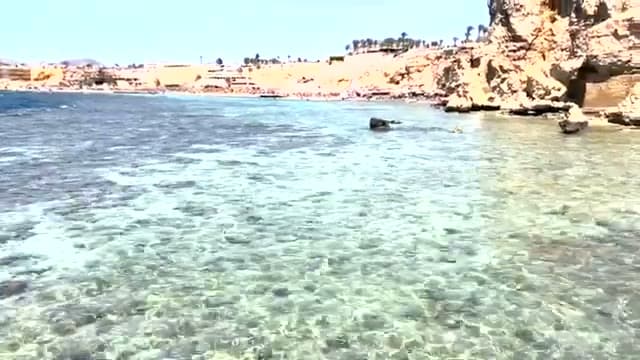Il confronto mostrato nel video: la baia del Fanar a Ras Um El Sid, con il reef e la gente che fa il bagno nonostante il vento
