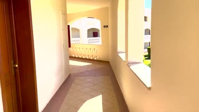 I corridoi dei blocchi camere dello Sharm Grand Plaza: luminosi ma basilari per un cinque stelle