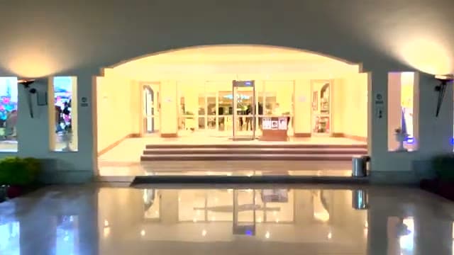 L'ingresso dello Sharm Grand Plaza di sera: pavimenti in marmo lucido e gli scalini poco segnalati
