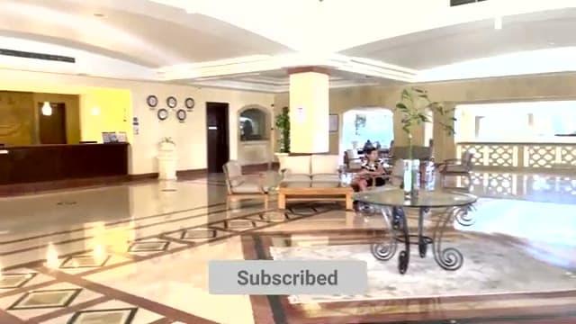 La reception dello Sharm Grand Plaza: pavimenti in marmo, divanetti e un ambiente curato