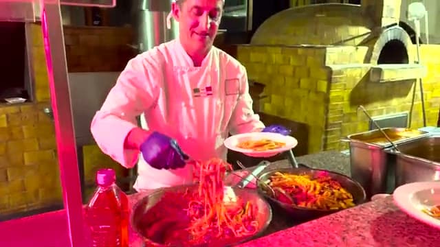 Lo chef italiano dello Sharm Grand Plaza prepara pasta fresca davanti al forno a legna per la pizza