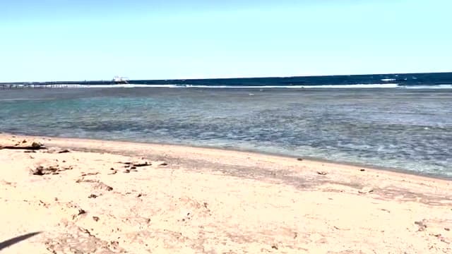 La spiaggia dello Sharm Grand Plaza completamente vuota per il vento troppo forte, con il pontile sullo sfondo