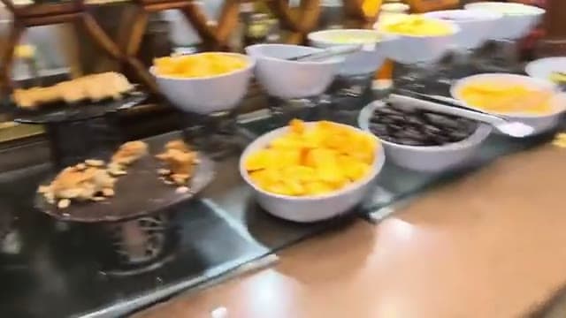 Il banco del buffet di Sharm Plaza con la frutta fresca e i dolci ben presentati