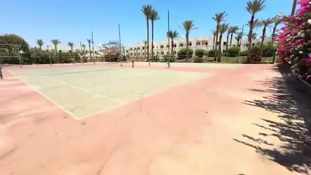 I campi da tennis di Sharm Plaza, con la superficie da rivedere ma circondati da palme