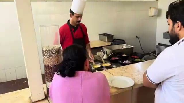 La fila per l'omelette alla colazione di Sharm Plaza, alla piastra dello chef