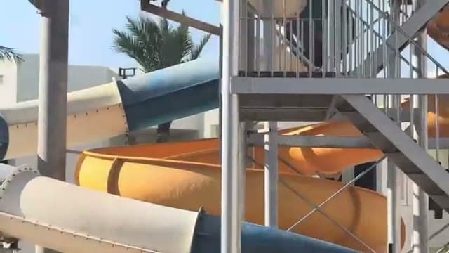 Il piccolo acquapark dell'hotel con gli scivoli colorati per i bambini