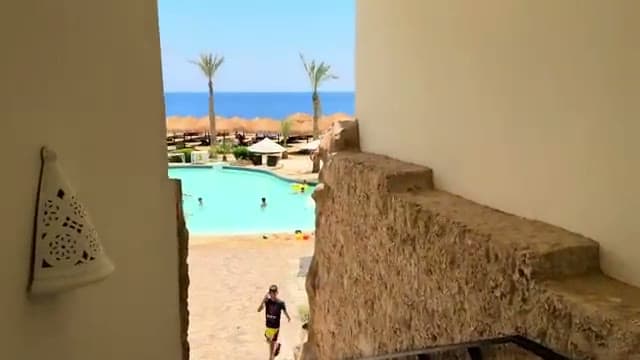 La piscina panoramica di Sharm Plaza affacciata sul mare, uno dei punti migliori per lo snorkeling secondo me