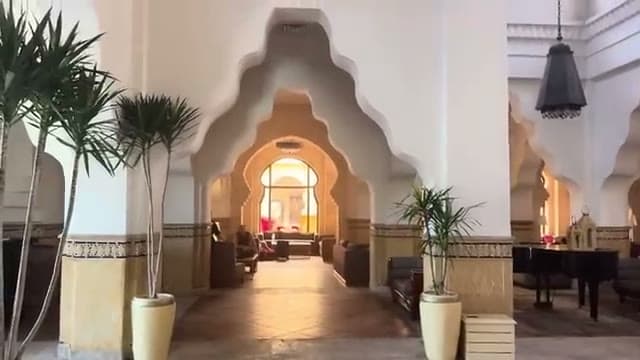 La hall in stile arabo-andaluso di Sharm Plaza, con gli archi a ferro di cavallo e la luce naturale dalle finestre