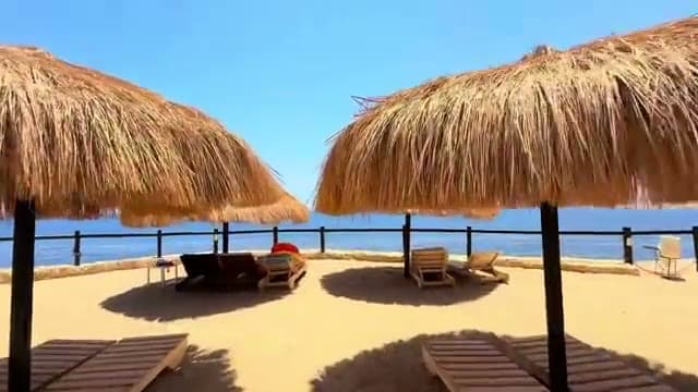 La spiaggia a gradoni di Sharm Plaza con gli ombrelloni in paglia rifatta di recente, affacciata sulla baia
