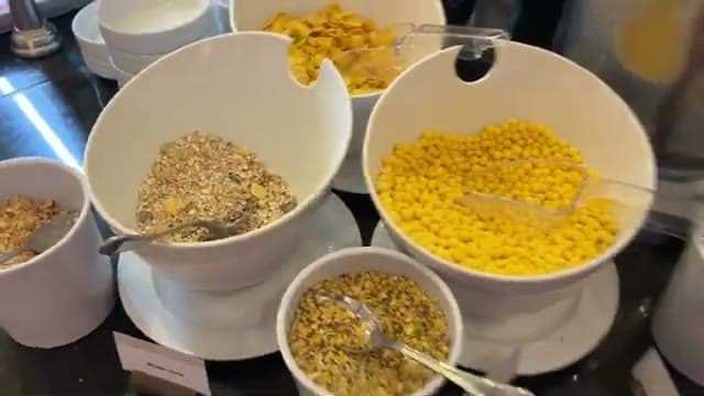 L'angolo cereali del buffet della colazione allo Sheraton Sharm, con muesli e cereali serviti in grandi ciotole bianche